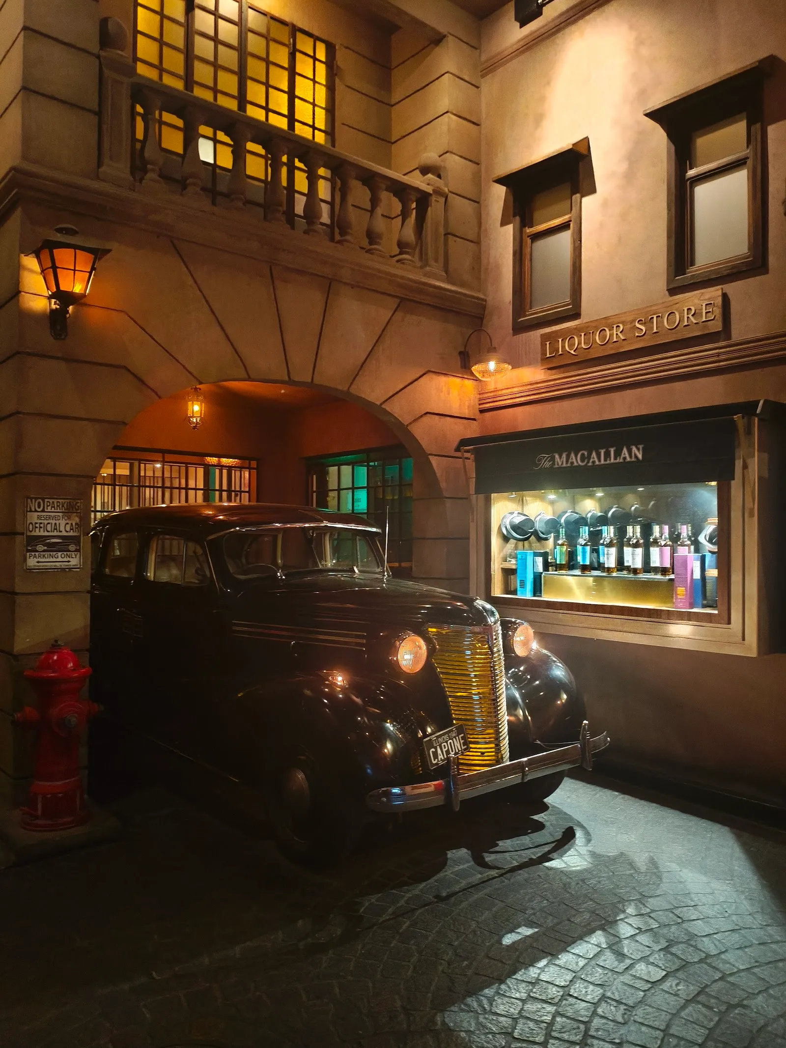 Auto antiguo estilo años 30 junto a la licorería ambientada del bar